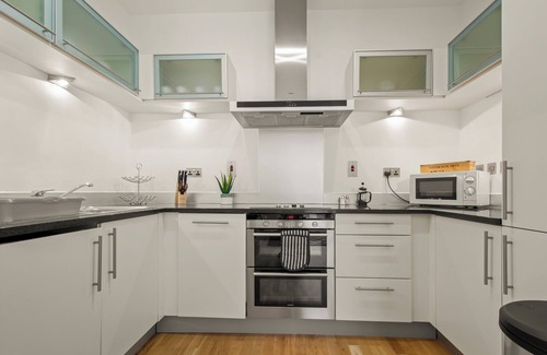 Canary Wharf Apartment | Executive Waterfront Living | South Quay | MySquare Apartments