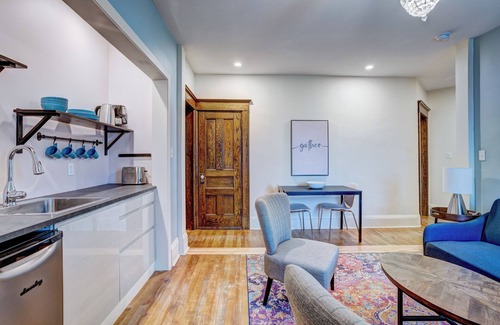 Lunenburg Apartment | Executive 1-Bedroom King Bed Suite in Lunenburg (Suite 5)
