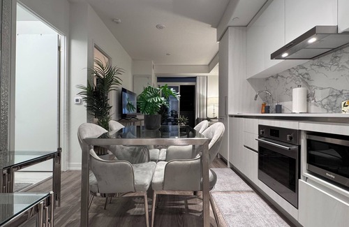 Vaughan Condo | Executive 1 Bedroom Vaughan Metropolitan Condo