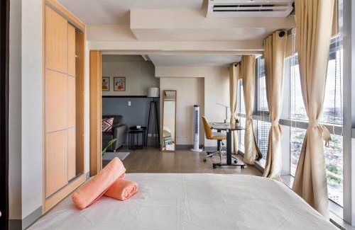Bagumbayan House | Executive 1 Bedroom with Pool Sauna Gym and More