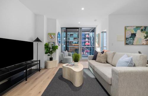 Melbourne Central Business District Apartment | Executive 1BR and Study Ritz-Carlton Heated Pool Sauna Steam Gym