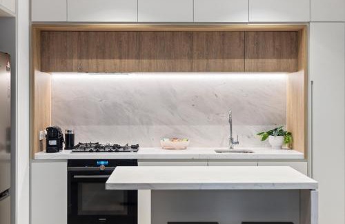 Melbourne Central Business District Apartment | Executive 1BR and Study Ritz-Carlton Heated Pool Sauna Steam Gym
