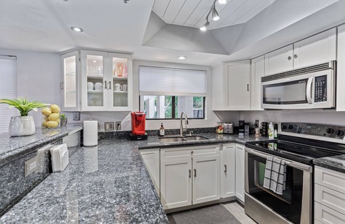 Camelback East Condo | Executive 2 Bdrm Condo in the Heart of Biltmore!