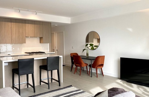 Etobicoke Condo | Executive 2 bed 2 bath condo in the Kingsway