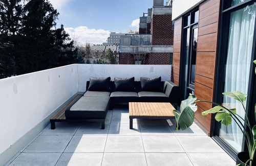 Etobicoke Condo | Executive 2 bed 2 bath condo in the Kingsway