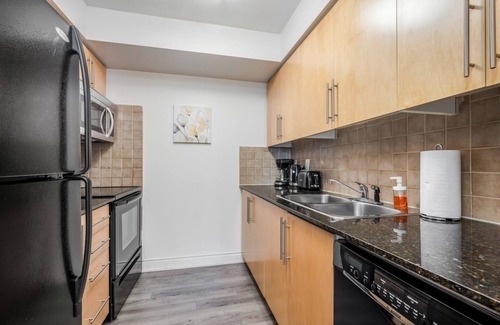 Downtown Mississauga Condo | Executive 2 Bedroom Condo Close to Square ONE