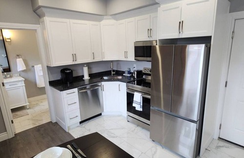Walkerville House | Executive 2BD 58" TV+Wifi+AC+Parking+Kitchen