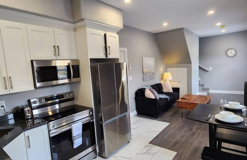 Walkerville House | Executive 2BD 58" TV+Wifi+AC+Parking+Kitchen