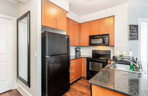 Downtown Mississauga Condo | Executive 2BR/2BA Condo + Lakeview