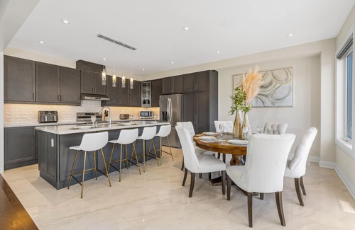 Brampton House | Executive 5BR-4BATH Detached Retreat Brampton/Miss Border