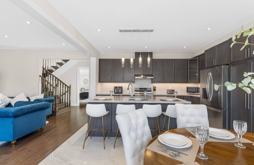 Brampton House | Executive 5BR-4BATH Detached Retreat Brampton/Miss Border