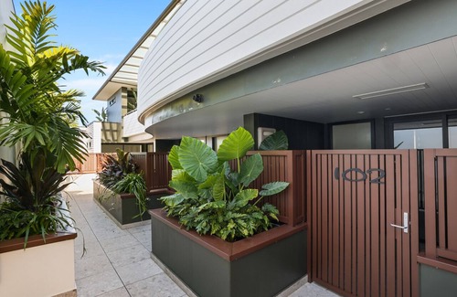 Collaroy Apartment | Executive apartment next to Long Reef Golf Course close to Beaches
