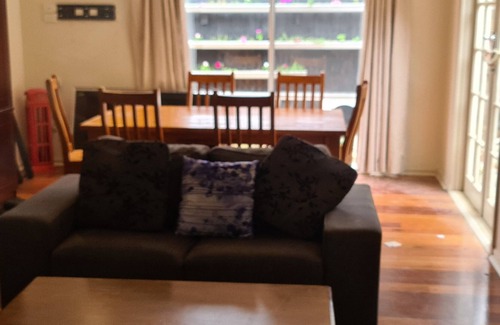 Berwick House | Executive Berwick home. 2 Storeys large lounge + office area. Suit professional