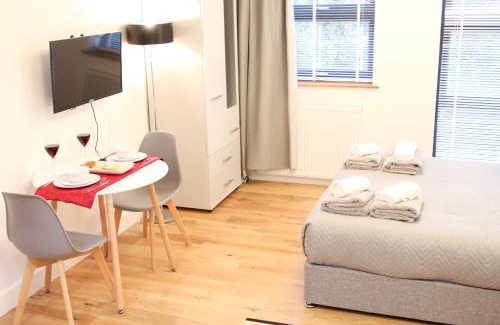 Sydenham Apartment | Executive Bright and Airy Studio Apartment in Sydenham
