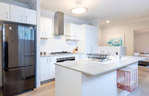 Perth House | Executive CBD Perth House 4BR 3BA 2Pk SLEEP 8!