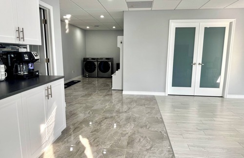 East Windsor Condo | Executive Condo. 3BR, King Bed w/Ensuite