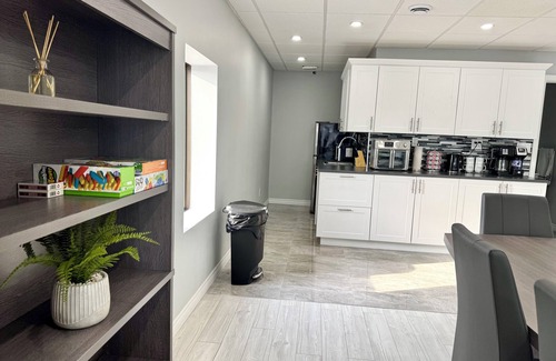 East Windsor Condo | Executive Condo. 3BR, King Bed w/Ensuite