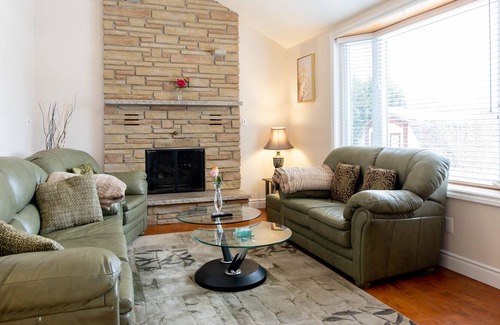 Waterloo House | EXECUTIVE HOME WITH POOL IN WATERLOO