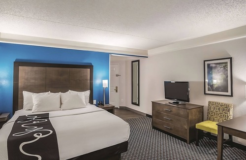 Ahwatukee Foothills Hotel | Executive King Room, La Quinta Inn & Suites, Complimentary Breakfast