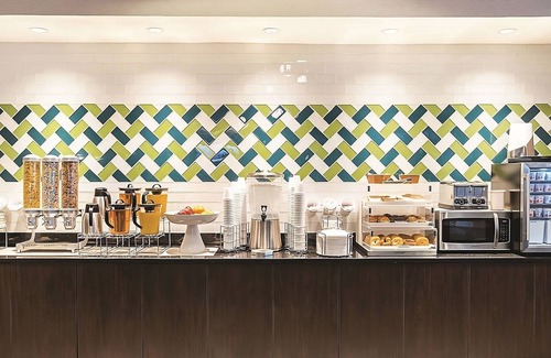 Ahwatukee Foothills Hotel | Executive King Room, La Quinta Inn & Suites, Complimentary Breakfast