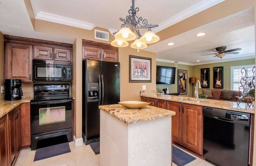 Lake Tarpon Estates House | EXECUTIVE LAKEHOME 5BR Screened Pool Home, 2 Kitchens to entertain, 2 laundrys