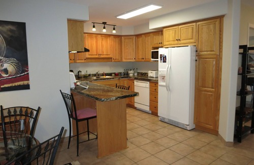 Okanagan-Similkameen Condo | Executive Lakeshore Condo bordering the lake, the KVR trail and Lions Gardens.