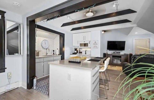 Tecumseh House | Executive One-Bedroom Upper Unit