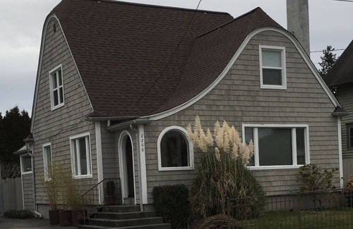 Columbia House | Executive/Professional's Home (30 Day Minimum) in Historic Eldridge Neighborhood