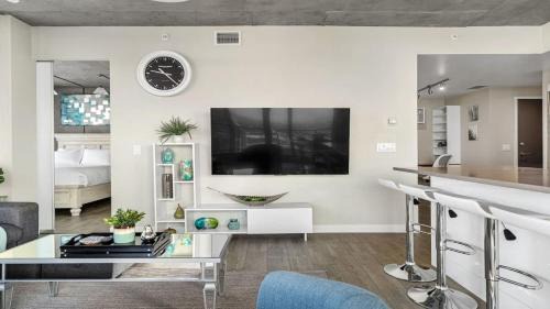 Connaught House | Executive Sky LUX - 2 BD 2BA Views Pool Patio & Gym