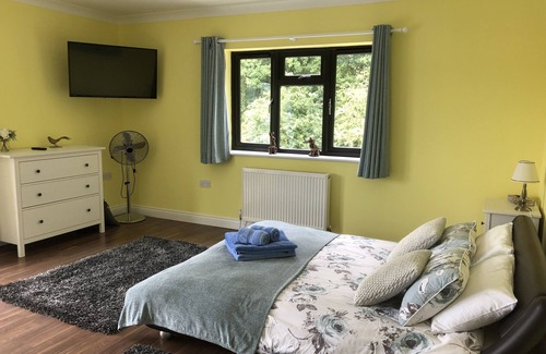 Bury St Edmunds Cottage | Executive Spacious Log Cabin - Adults Only