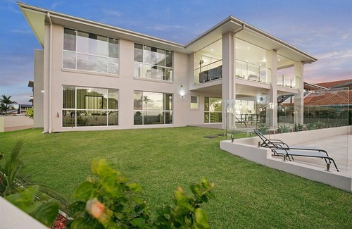 Newport Apartment | "Executive Style & Location" - Newport Q 4020