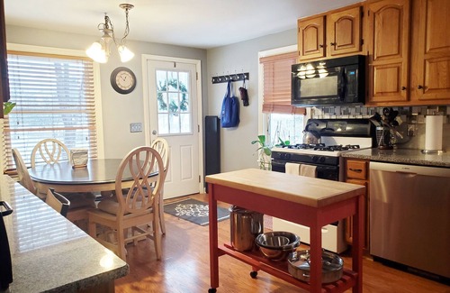 East Aurora Apartment | Executive Style Private Upper Apartment Walk to Village Amenites
