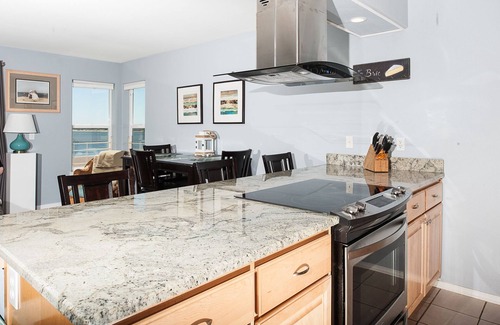 Lincoln City Condo | Executive Suite Condo with wide views of Siletz Bay in the Taft District