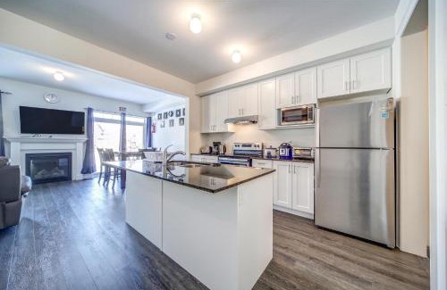The Blue Mountains House | Executive Town Home-Mountain View-Historic Snowbridge Village, Walking Distance to the Resort