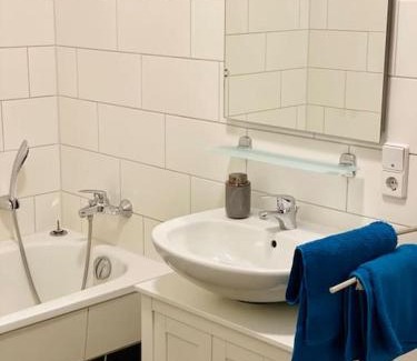 Magdeburg Apartment | Exkl. helles Apartment mit Balkon, WLAN& Parkplatz