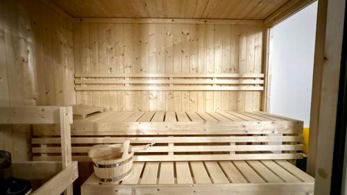 Altstadt-Sued Apartment | Exklusive Suite - Central - inclusive Sauna - Free Parking - Perfect for 7 Guests - Smart Home