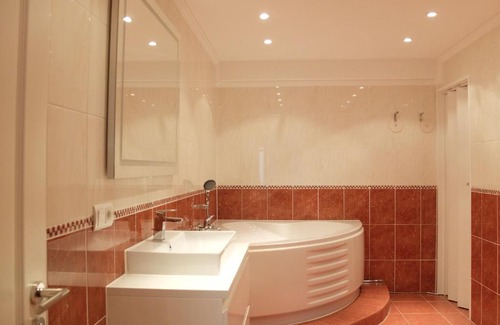 Golzheim Apartment | Exklusive Wohnung 104 m2 direkt am Rhein 1 km von der Messe