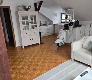 Rath Apartment | Exklusives 2 Zimmer Dachstudio mit Kamin Perfekte Lage für Phantasialand und Köln Messe inkl Parkplatz und Vollausstattung
