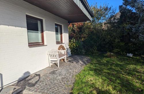 Rath Apartment | Exklusives 2 Zimmer Dachstudio mit Kamin Perfekte Lage für Phantasialand und Köln Messe inkl Parkplatz und Vollausstattung