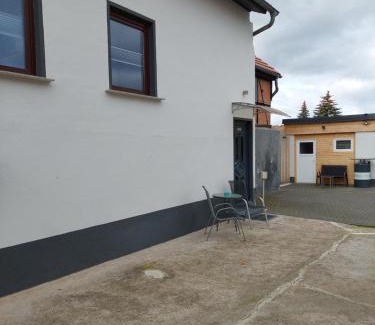 Elxleben Apartment | Exklusives Appartement 5 km von Erfurt, mit Kaffeevollautomat, TV, WLAN, Boxspringbett, Schlafsofa und Einkaufsmöglichkeiten, sehr gute Anbindung zur A71 und A4, kostenloser öff Parkplatz für PKW und Transporter