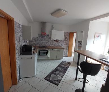Elxleben Apartment | Exklusives Appartement 5 km von Erfurt, mit Kaffeevollautomat, TV, WLAN, Boxspringbett, Schlafsofa und Einkaufsmöglichkeiten, sehr gute Anbindung zur A71 und A4, kostenloser öff Parkplatz für PKW und Transporter