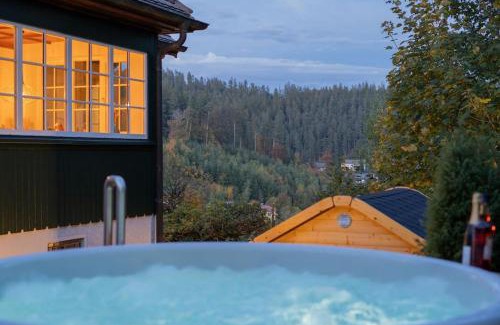 Schonach im Schwarzwald House | Exklusives Ferienhaus am Waldrand mit Whirlpool und Sauna
