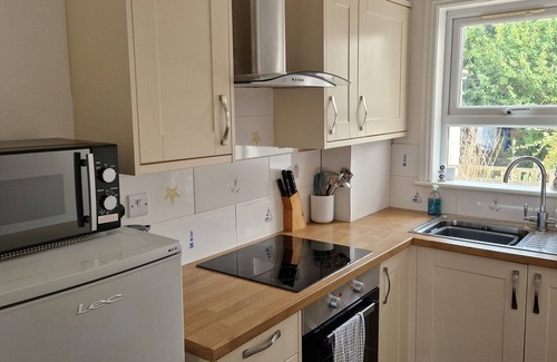 Exmouth House | Exmouth Retreat. Close proximity to Town centre , Beach & Train station.
