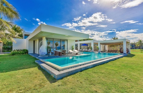 Ngu Hanh Son Villa | Exotic 6-BDR Beachfront Villa with 200sqm pool