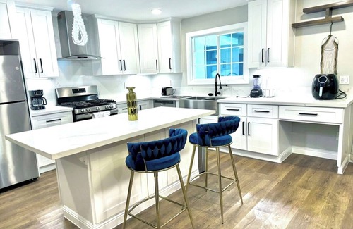 La Presa House | Exotic Home Gillespie Drive by sdstay