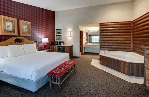 Johnston Hotel | Expanded King w/in-room Whirlpool! Stoney Creek Des Moines, Near I-35