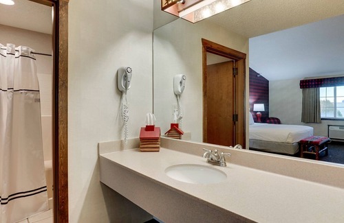 Johnston Hotel | Expanded King w/in-room Whirlpool! Stoney Creek Des Moines, Near I-35