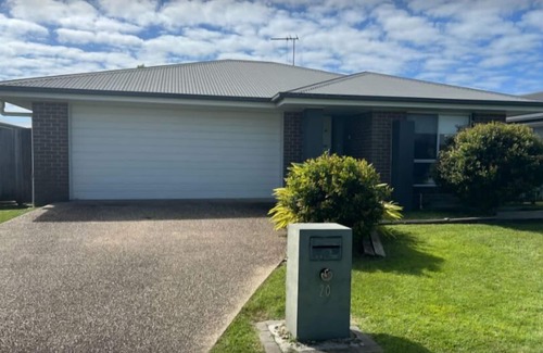 Andergrove House | Expansive 4-Beds & 2 Baths House