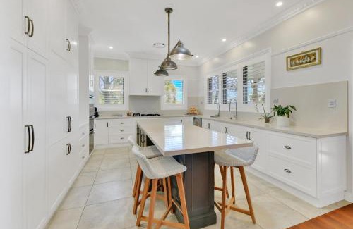 Cotswold Hills House | Expansive Cotswold Hills Retreat with Garden BBQ
