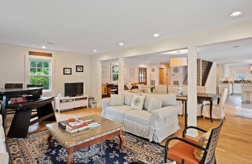 East Hampton North House | Expansive Decking, Large Pool, Perfect for Entertaining, Close to East.